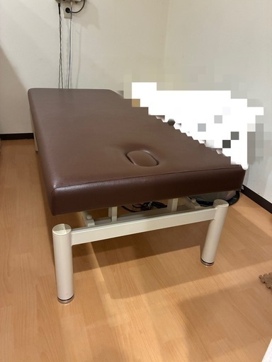 TAKADA製　電動昇降ベッド　施術ベッド