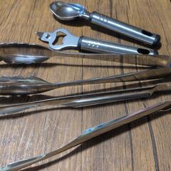トングなどの調理器具の画像