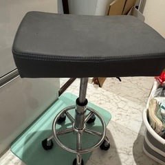 スクエアシートの昇降スツール フットレスト付き 回転椅子 PUレ...