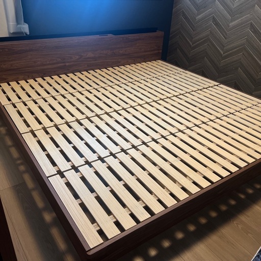 【値下げしました】ベッドフレーム(ワイドキング)