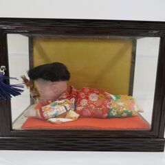 置物 ガラスケース付き 日本人形 「這子女」 幅28cm×奥行19cm×高さ21cmの画像