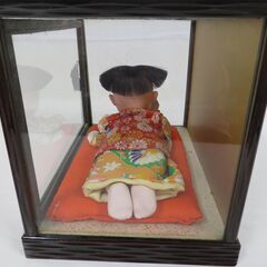 置物 ガラスケース付き 日本人形 「這子女」 幅28cm×奥行19cm×高さ21cmの画像
