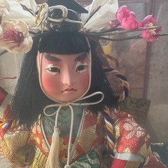 派手な衣装の人形の画像