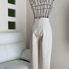 ZARA ベージュパンツの画像