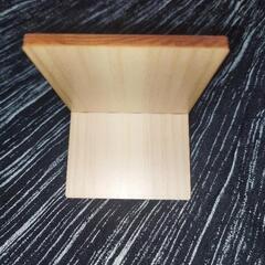 ヒノキ作りのスマホスタンドの画像