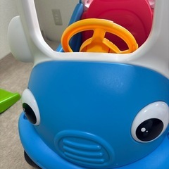 赤と青の車の画像