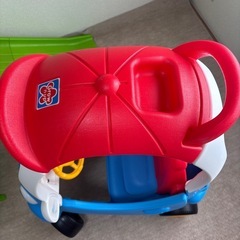赤と青の車の画像