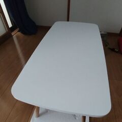 白の天板ローテーブルの画像