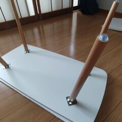 白の天板ローテーブルの画像