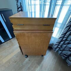 机として利用可能な木製の収納家具の画像