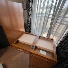 机として利用可能な木製の収納家具の画像