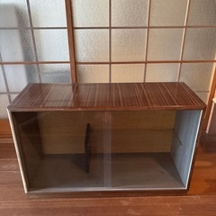 ガラス戸付き収納家具の画像