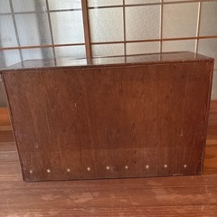 ガラス戸付き収納家具の画像