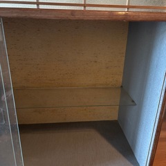 ガラス戸付き収納家具の画像