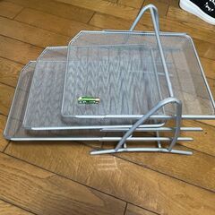 スチール製の書類棚（3段）の画像
