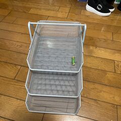 スチール製の書類棚（3段）の画像