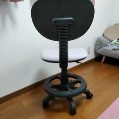 【無料】 キャスター付きのデスクチェアの画像
