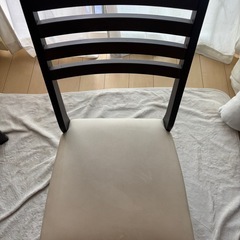 ダイニングテーブルとチェアの画像