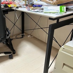 ベッドの台とテーブルの画像