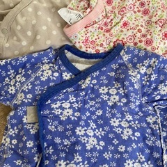 UNIQLO ボディスーツ　50.60の画像