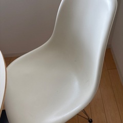 テーブルと椅子三脚のセットの画像