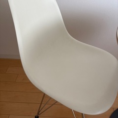 テーブルと椅子三脚のセットの画像