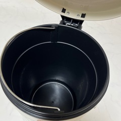 ゴミ箱　ペダル式　ブリキ　ニトリ　の画像