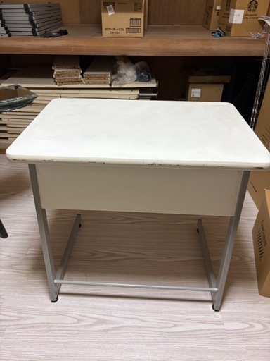 机とパーテーション　塾やフリースクールやりたい方いかがですか？