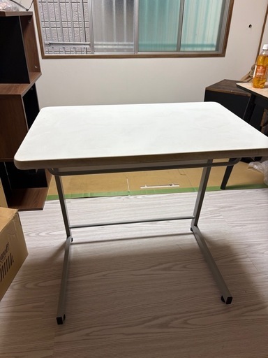 机とパーテーション　塾やフリースクールやりたい方いかがですか？