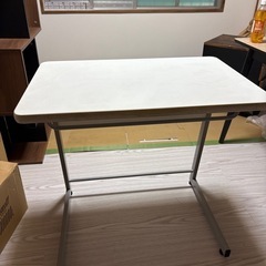 机とパーテーション　塾やフリースクールやりたい方いかがですか？の画像