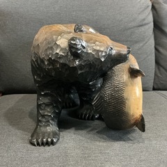 鮭をくわえた木彫りの熊🐻　インテリア🍀 置物 くま 木彫りの熊 黒の画像