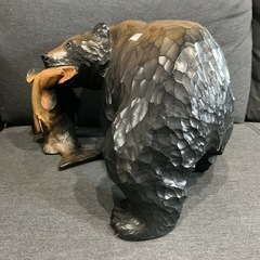 鮭をくわえた木彫りの熊🐻　インテリア🍀 置物 くま 木彫りの熊 黒の画像
