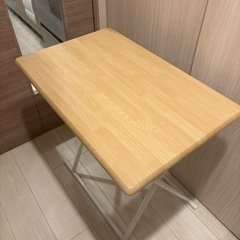 折りたたみテーブルの画像