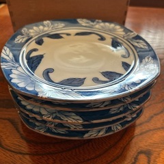 未使用　有田焼 華山窯 染付 レトロ 手描き 菊絵角丸和皿　５枚セット　木箱入りの画像