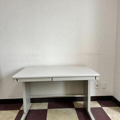 オフィスデスクの画像