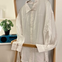 白シャツ　シアーシャツ　透け感　ナチュラル　夏服の画像