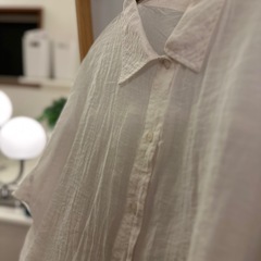 白シャツ　シアーシャツ　透け感　ナチュラル　夏服の画像