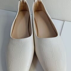 新品 25cm ホワイト クロコ型押し パンプス ヒール5cmの画像