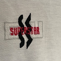 スーパースター メッシュのTシャツ 黒いマークに赤い文字の画像