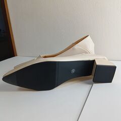新品 25cm ベージュ ポインテッドトゥ ブロックヒール パンプスの画像