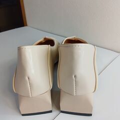 新品 25cm ベージュ ポインテッドトゥ ブロックヒール パンプスの画像