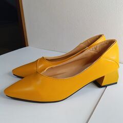 新品 25cm イエローポインテッドトゥパンプスの画像