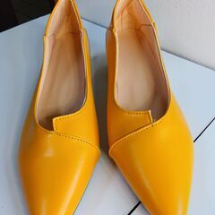 新品 25cm イエローポインテッドトゥパンプスの画像