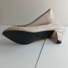 新品 25cm ベージュ エナメル プレーンパンプスの画像