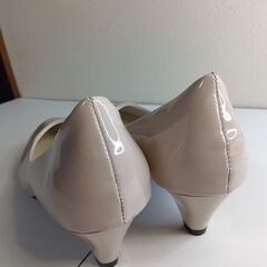 新品 25cm ベージュ エナメル プレーンパンプスの画像