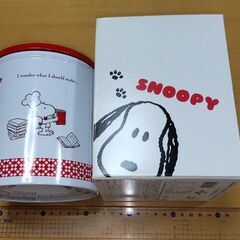 スヌーピーの缶２つと段ボールの引き出しの画像