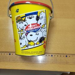 スヌーピーの缶２つと段ボールの引き出しの画像
