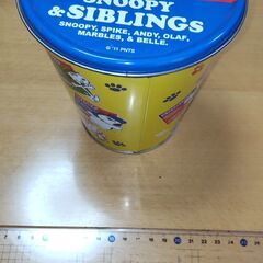 スヌーピーの缶２つと段ボールの引き出しの画像