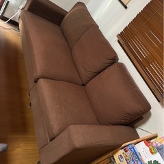 肘掛け付き、3人がけソファの画像