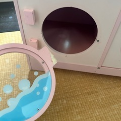 ピンクのおもちゃのドレッサーの画像